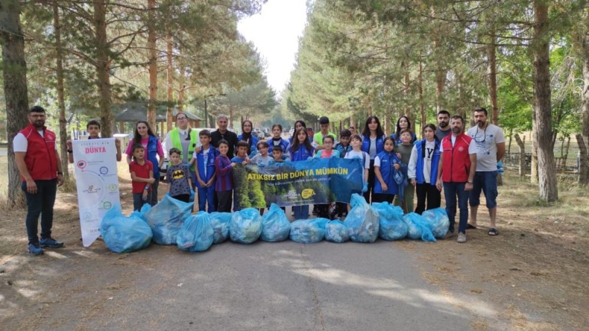 Ağrı'da Gençlik Merkezi gönüllüleri çevre temizliği yaptı