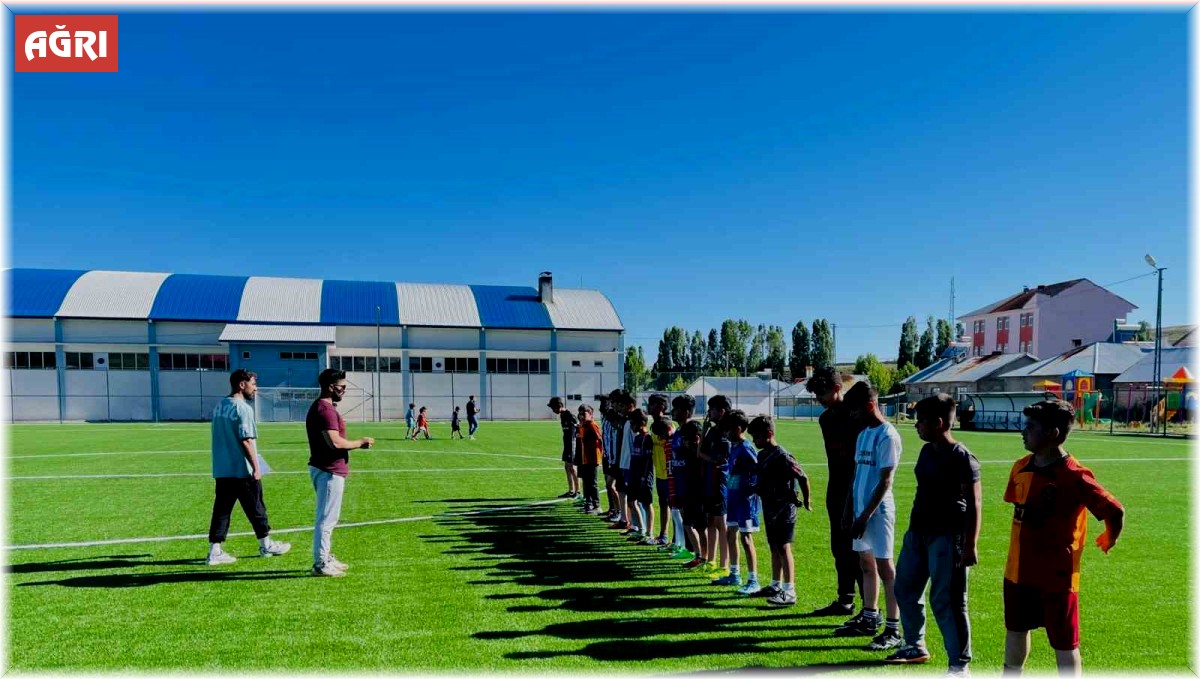 Ağrı'da GSB Spor Okulları projesi kapsamında öğrencilere spor eğitimi veriliyor