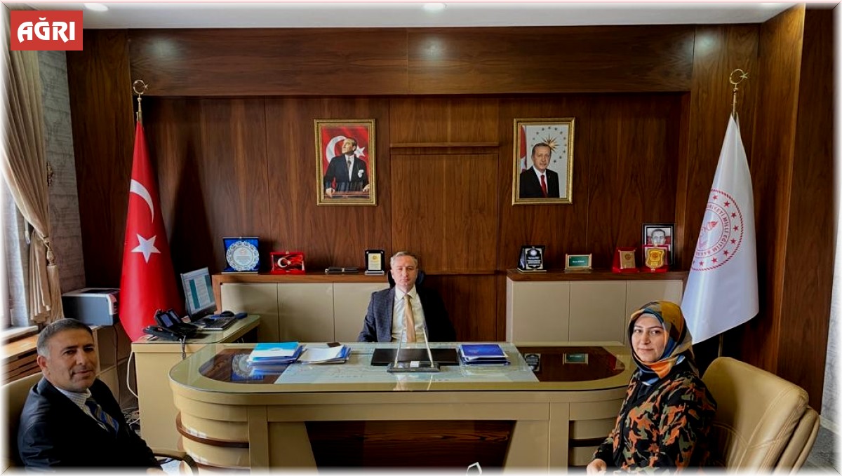 Ağrı'da Gülsün Karslı yılın öğretmeni seçildi