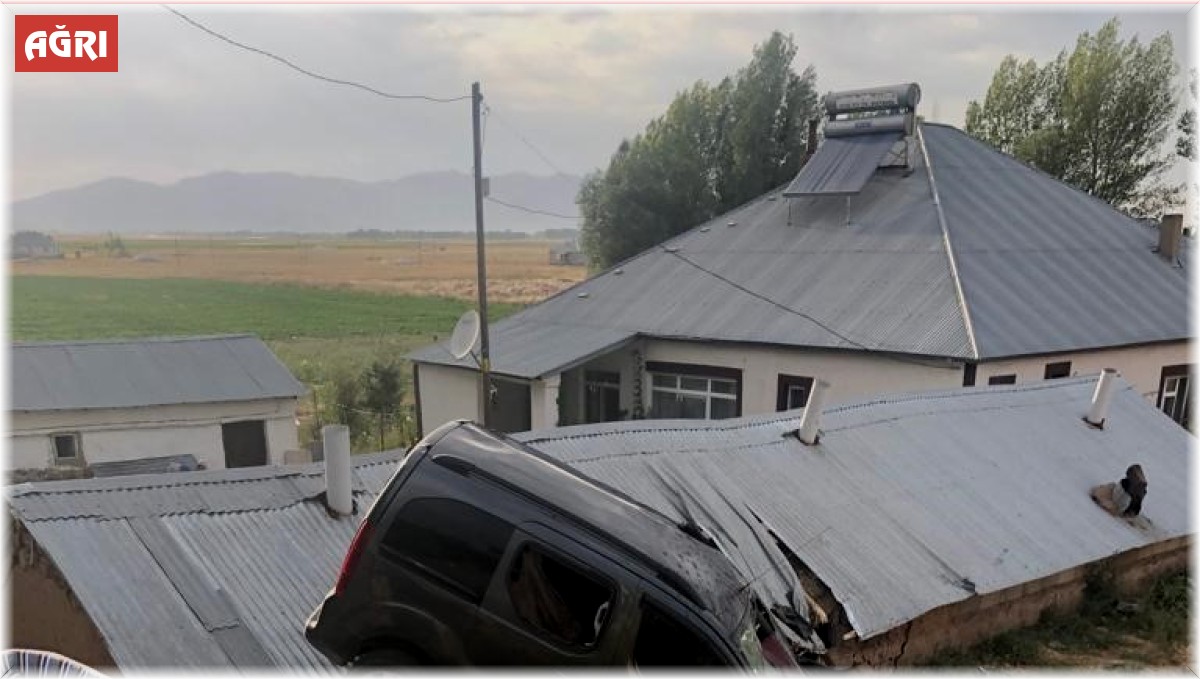 Ağrı'da hafif ticari araç şarampole yuvarlandı: 9 yaralı