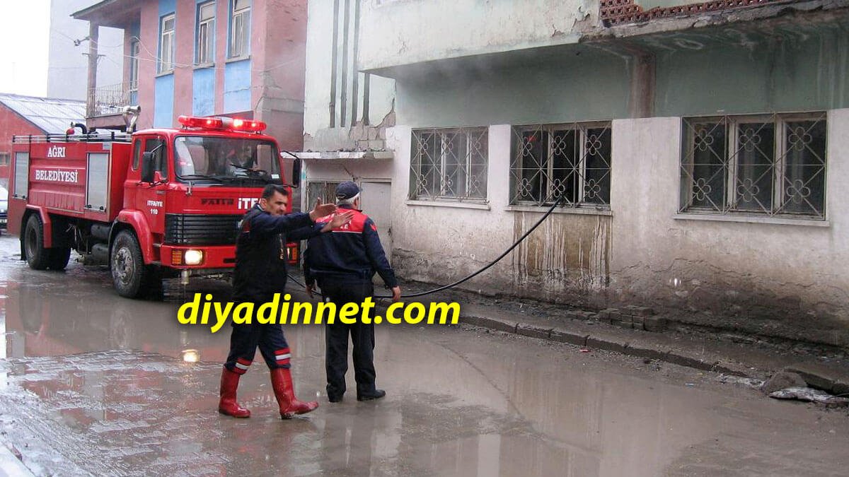 Ağrı'da Harabe Evde Korkutan Yangın: Mahallede Panik Yaşandı