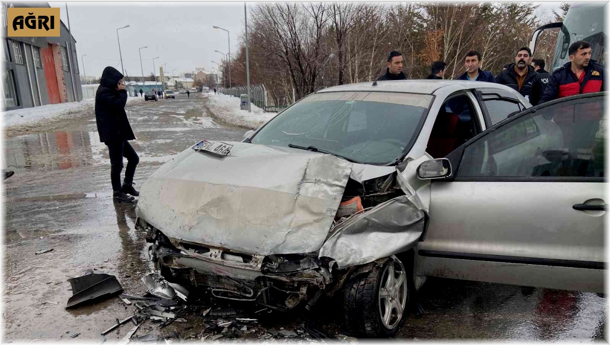 Ağrı'da hasta taşıyan araç kaza yaptı: 2 yaralı