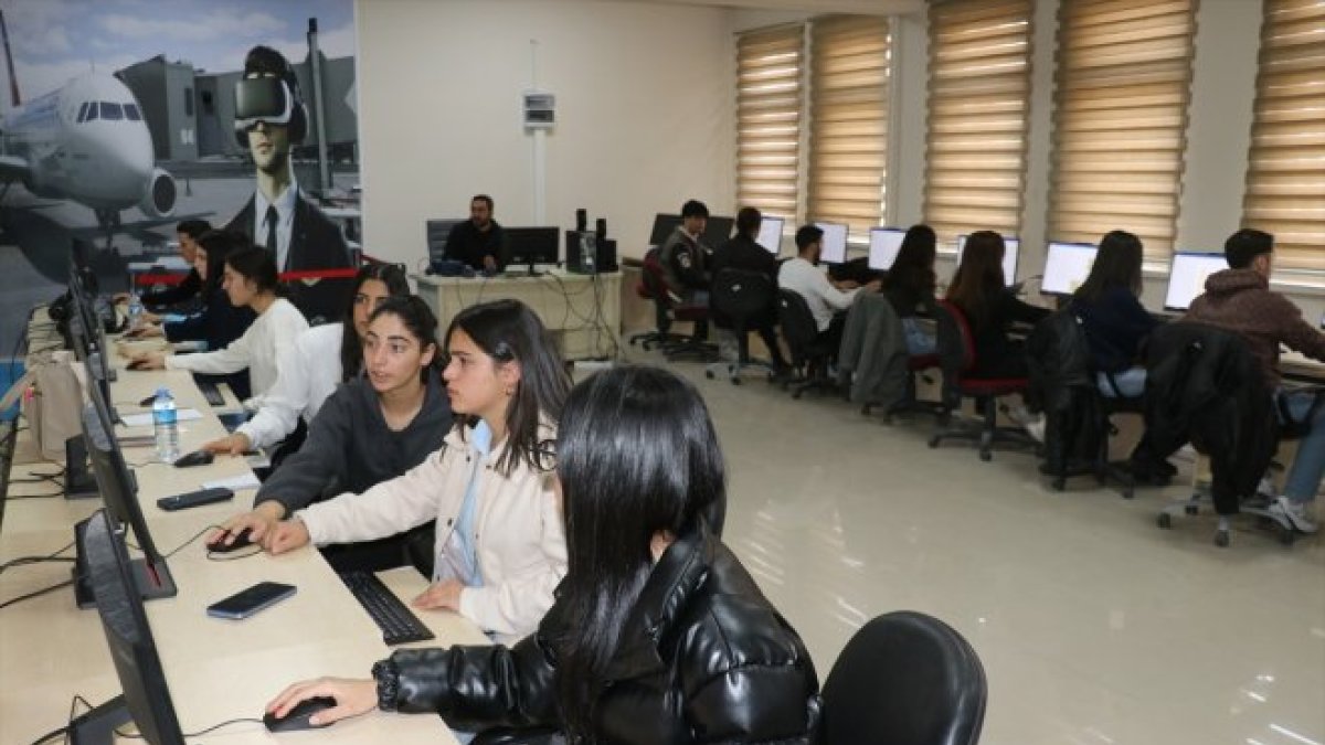 Ağrı'da havacılık bölümü öğrencileri sanal gerçeklikle uçuşa hazırlanıyor