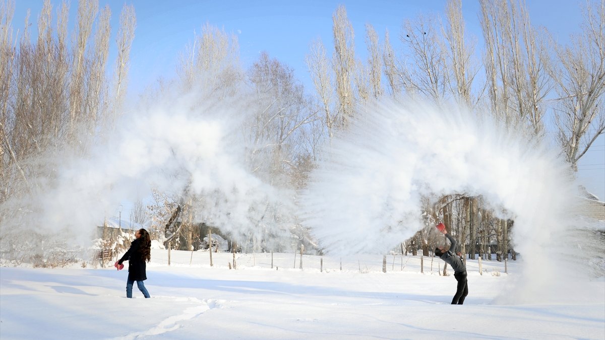 Ağrı'da havaya serpilen kaynar su dondu