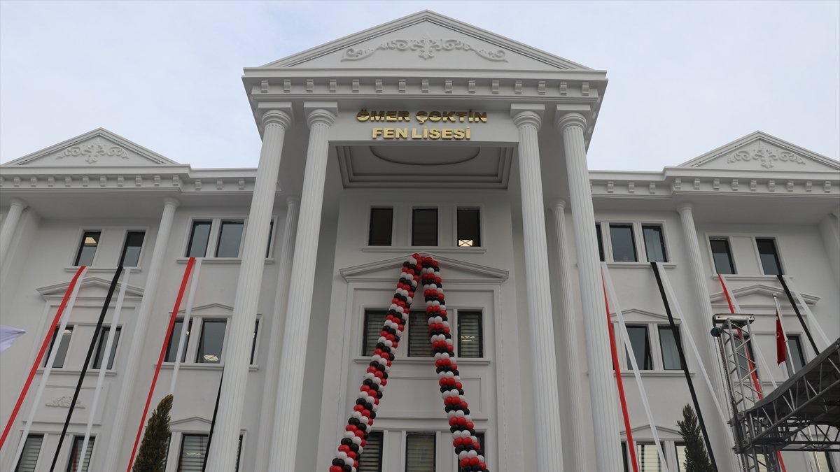 Ağrı'da hayırsever iş adamı tarafından yaptırılan Ömer Çoktin Fen Lisesi açıldı