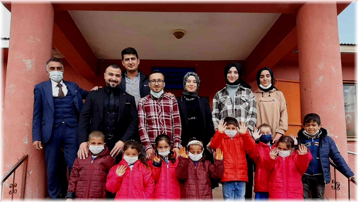 Ağrı'da hayırseverlerden topladıkları yardımları ihtiyaç sahibi öğrencilere dağıttılar