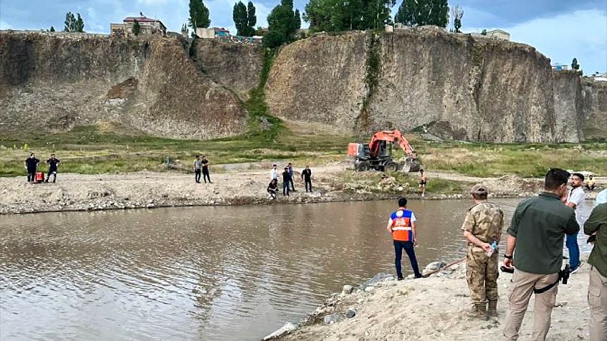 Ağrı'da hayvanları nehrin karşısına geçirmeye çalışırken suya düşen çocuk boğuldu