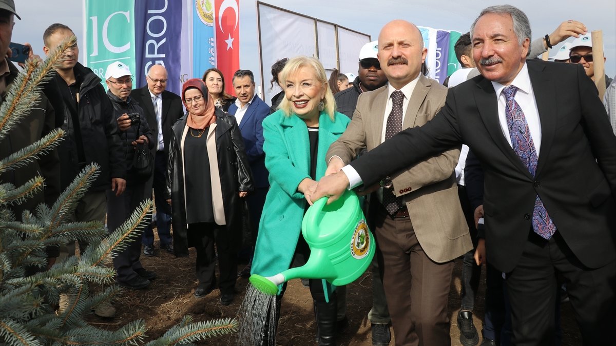 Ağrı'da "İbrahim Çeçen Vakfı Hatıra Ormanı" 7 bin fidanla açıldı