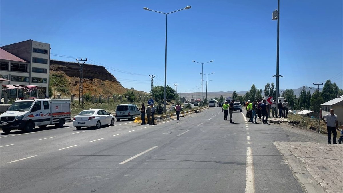 Ağrı'da iki aracın çarpıştığı kazada 3 kişi yaralandı