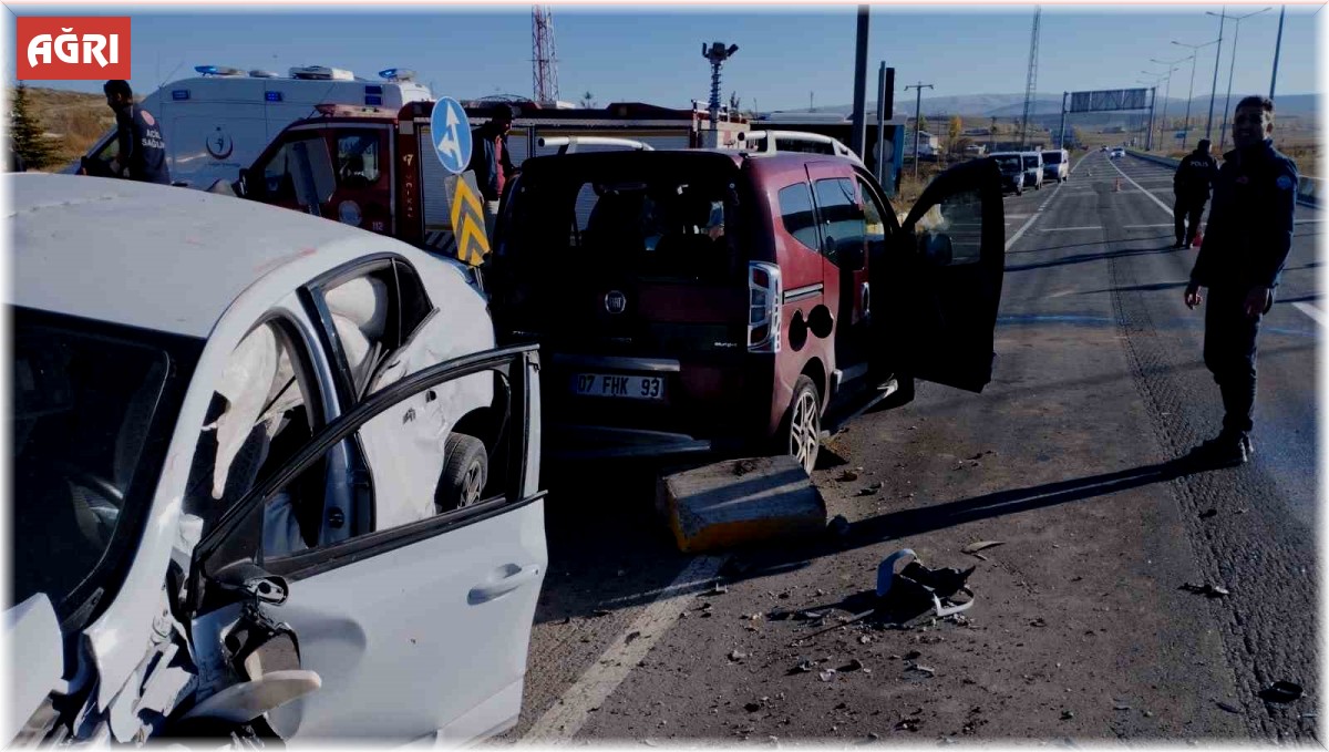 Ağrı'da iki otomobil çarpıştı: 7 yaralı
