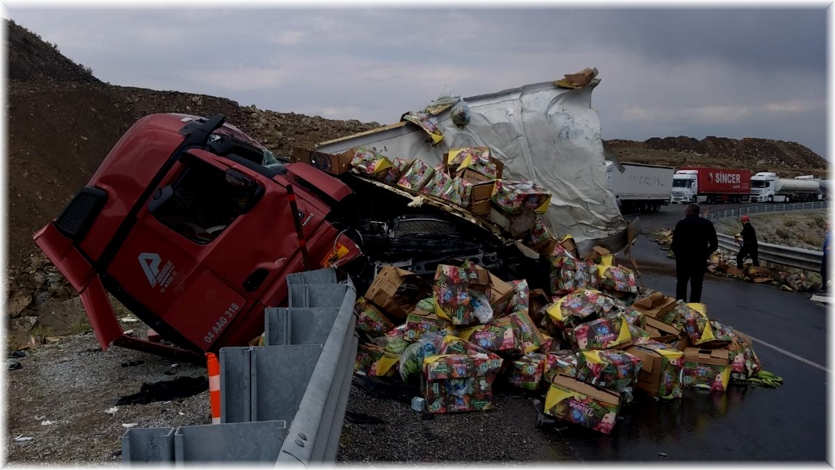 Ağrı'da iki tır çarpıştı: 1 ölü