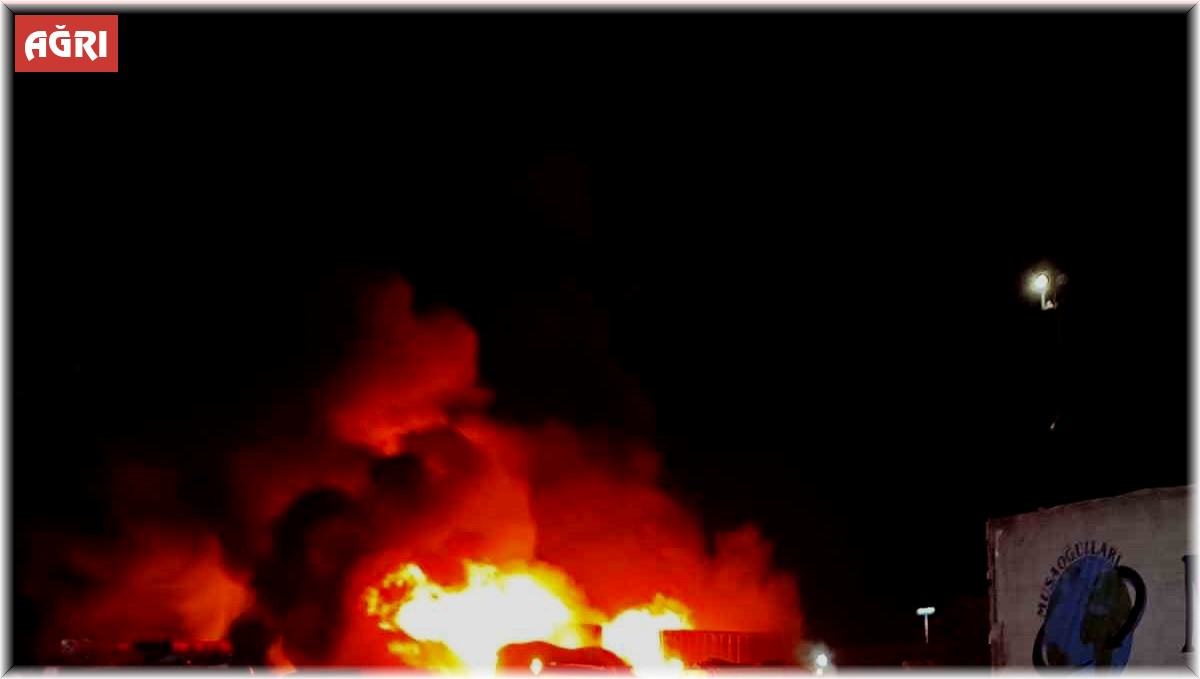 Ağrı'da iki tırdaki ısıtıcılar peş peşe patladı, araçlar alev alev yandı