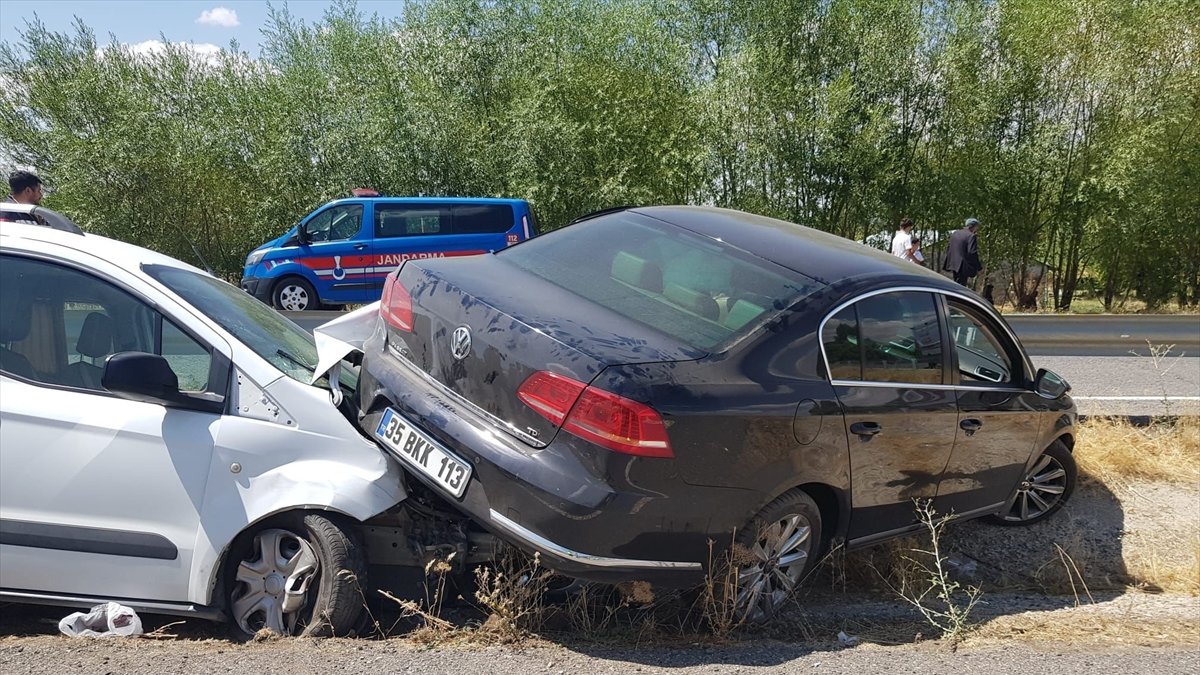 Ağrı'da İl Sağlık Müdürü Beşer ile 6 kişi trafik kazasında yaralandı