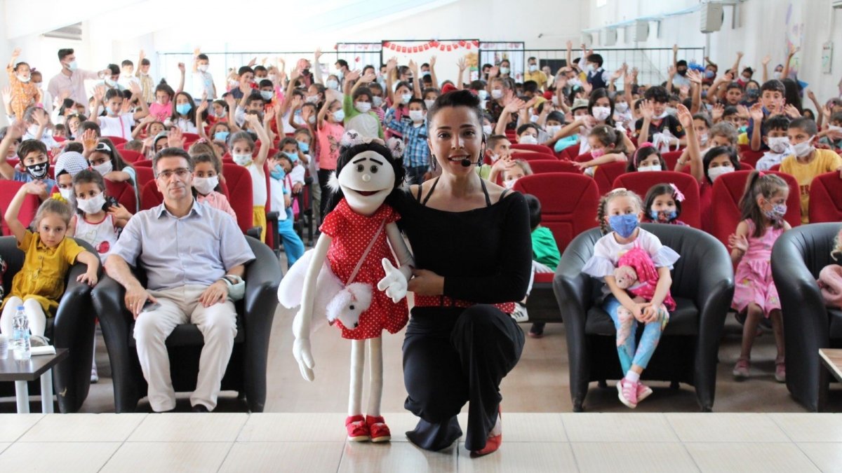 Ağrı'da ilk defa kukla gösterisi izleyen çocuklar doyasıya eğlendi