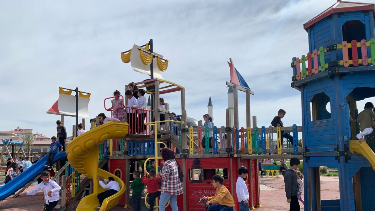 Ağrı'da ilk defa sinemaya giden çocuklar unutulmaz bir 23 Nisan yaşadı