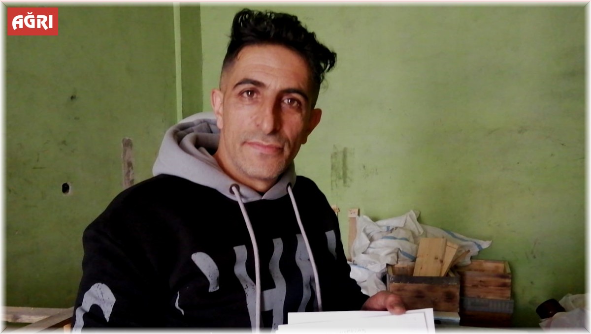 Ağrı'da ilkokul 3. sınıftan sonra okulu bırakmasına rağmen İngilizceyi ana dili gibi konuşuyor