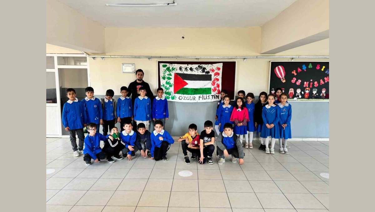 Ağrı'da İlkokul Öğrencilerinden "Özgür Filistin" Pankartıyla Barış Mesajı