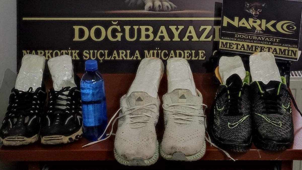 Ağrı'da İran uyruklu 3 şüphelinin ayakkabı tabanında uyuşturucu yakalandı