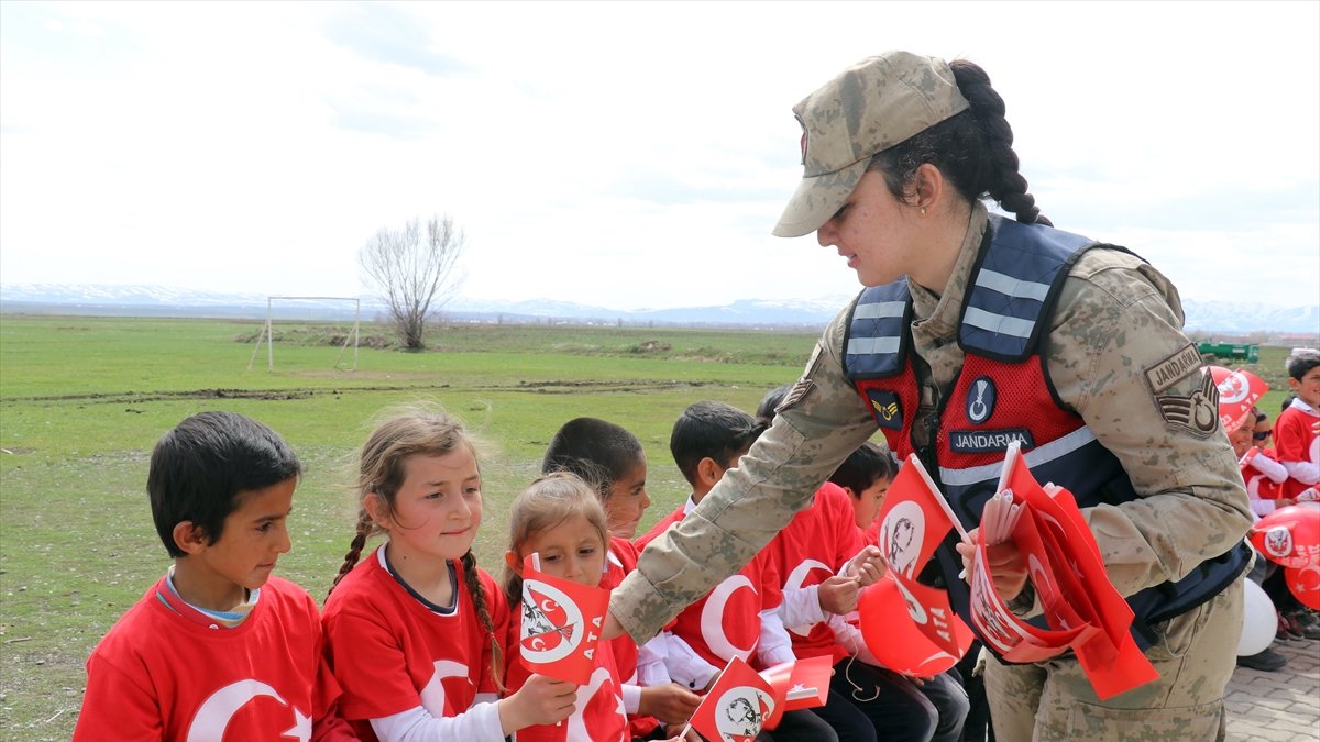 Ağrı'da jandarma, köy çocuklarının bayramını etkinliklerle kutladı