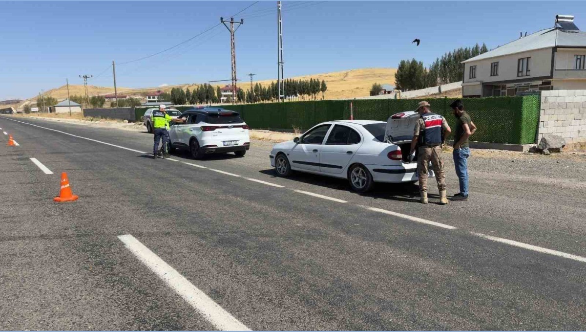 Ağrı'da jandarmadan huzur uygulaması: 3 şahıs ve 7 düzensiz göçmen yakalandı