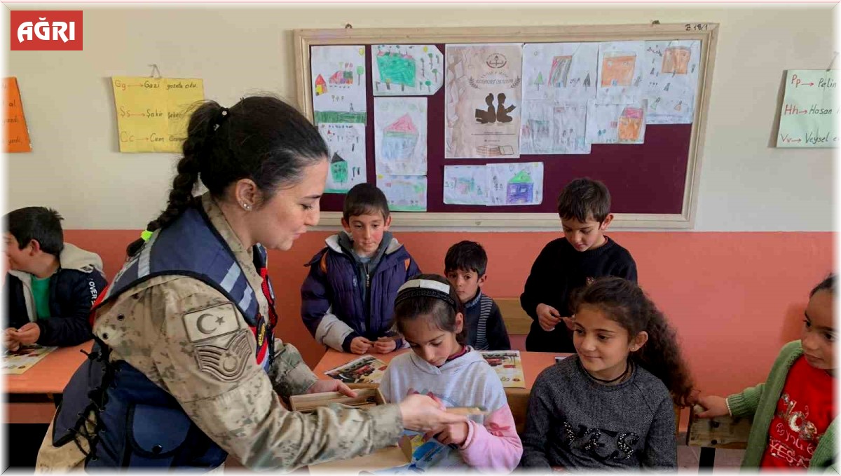 Ağrı'da jandarmadan ilkokul öğrencilerine "Mahremiyet" eğitimi