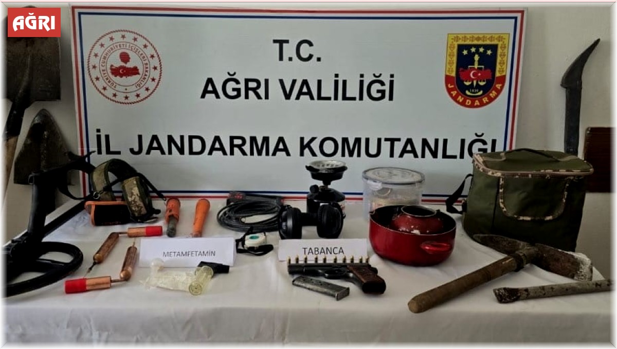 Ağrı'da kaçak kazı yapan şahıslar uyuşturucu ve silahlar yakalandı