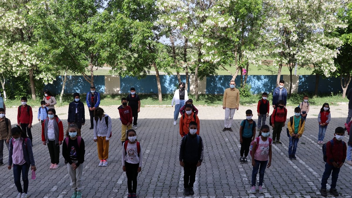 Ağrı'da kademeli normalleşme kapsamında işletmeler müşteri kabul etmeye başladı