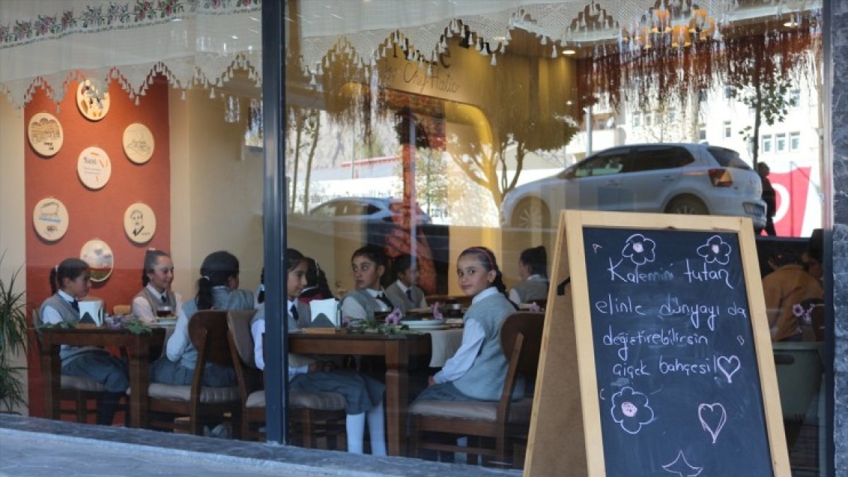 Ağrı'da kadın işletmeci Dünya Kız Çocukları Günü dolayısıyla köydeki kız çocuklarını restoranında ağırladı