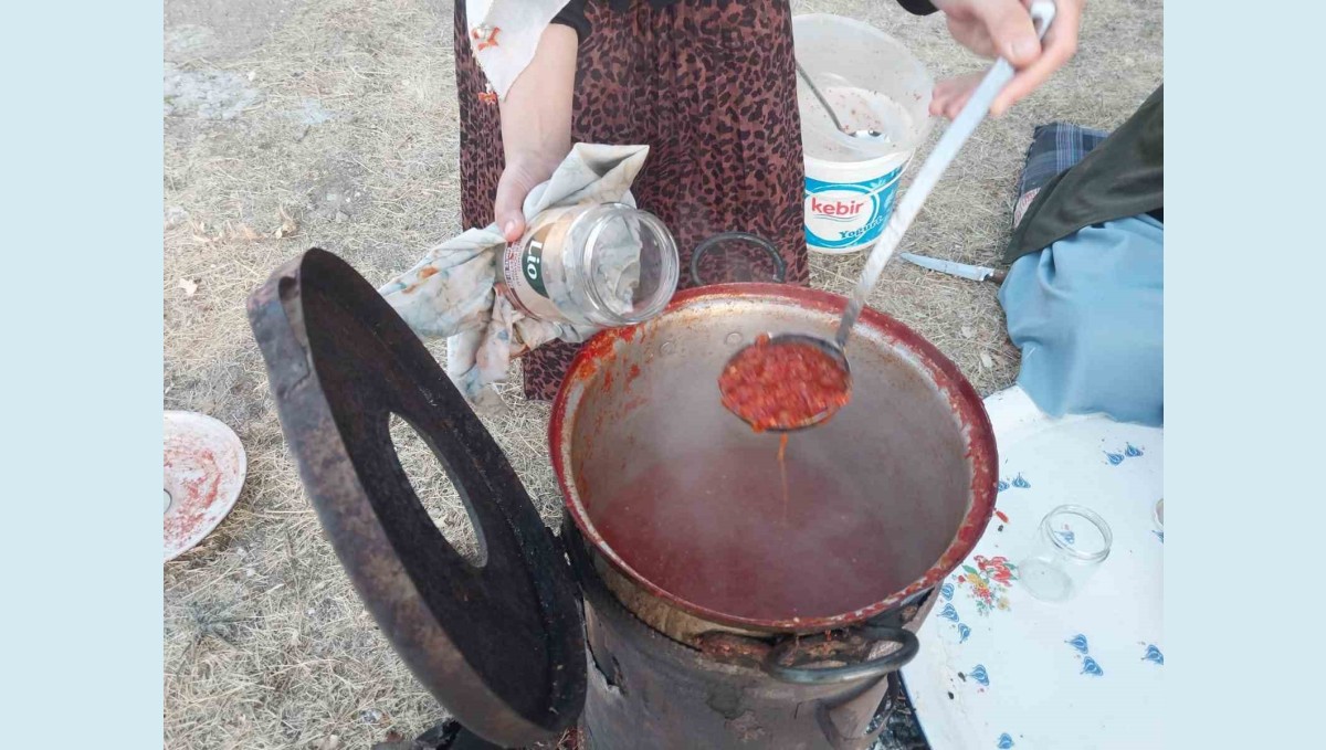 Ağrı'da kadınların kışlık menemen mesaisi başladı