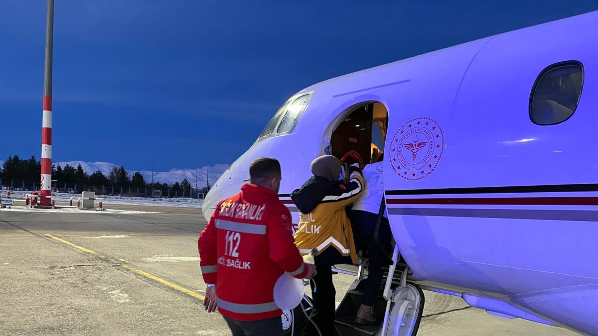 Ağrı'da kalp yetmezliği olan 5 aylık bebek uçak ambulansla Ankara'ya sevk edildi