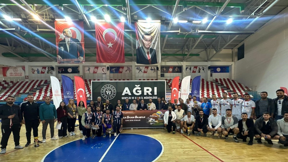 Ağrı'da Kamu Spor Oyunları Finalleri ve "İpucu" tiyatro oyunu ilgi gördü