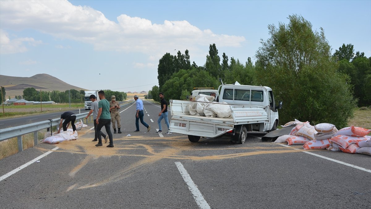Ağrı'da kamyonetin devrilmesi sonucu 2 kişi yaralandı