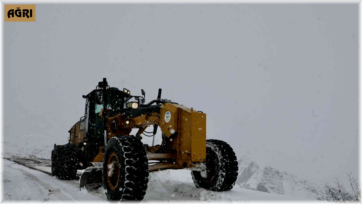 Ağrı'da "Kar Kaplanları" kapanan yollar için seferber oldu