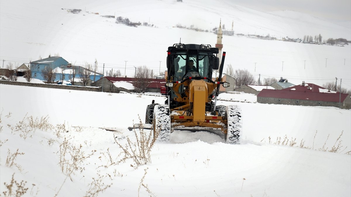 Ağrı'da 'kar kaplanları' zorlu kar mesaisinde