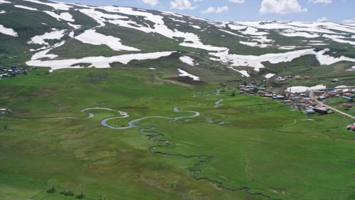 Ağrı'da kar sularıyla beslenen menderesler dronla görüntülendi