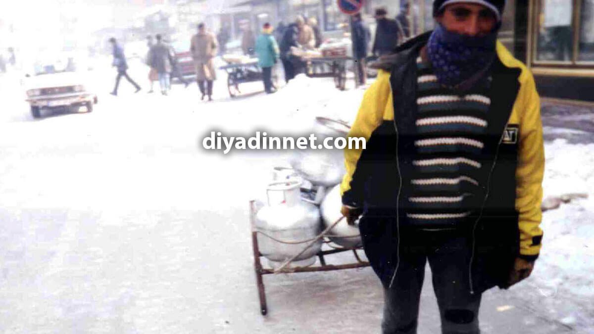 Ağrı'da Kar ve Buzlanma Nedeniyle Vatandaşlar Kızakla Malzeme Taşımaya Başladı