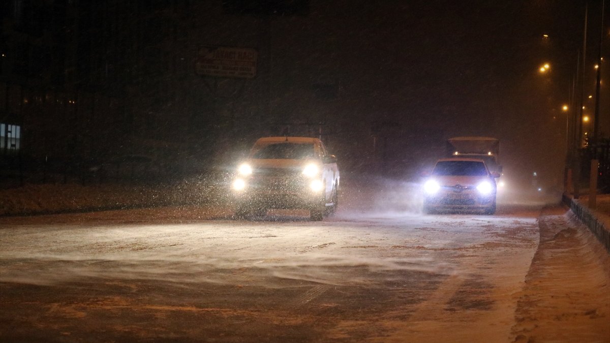 Ağrı'da kar ve tipi etkili oluyor