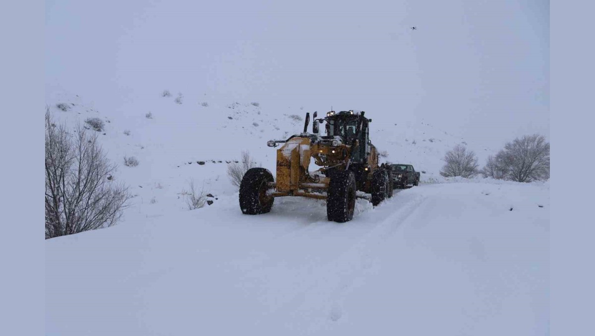 Ağrı'da kar yağışı 423 köy yolunu ulaşıma kapattı