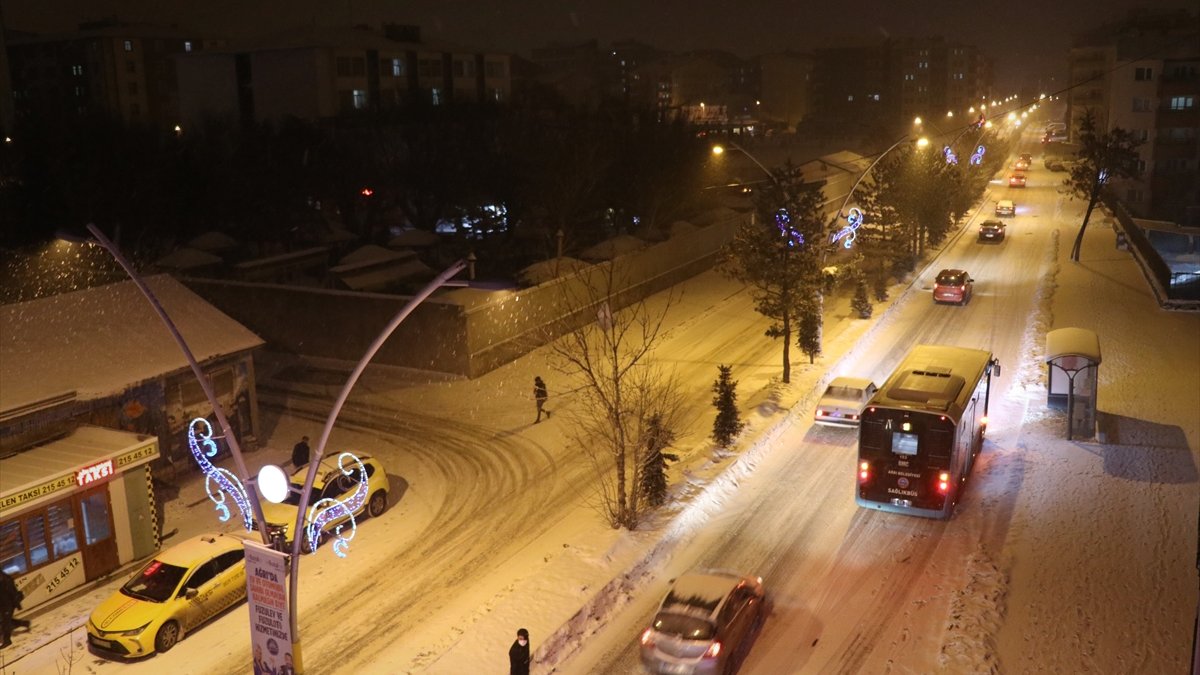 Ağrı'da kar yağışı etkili oluyor