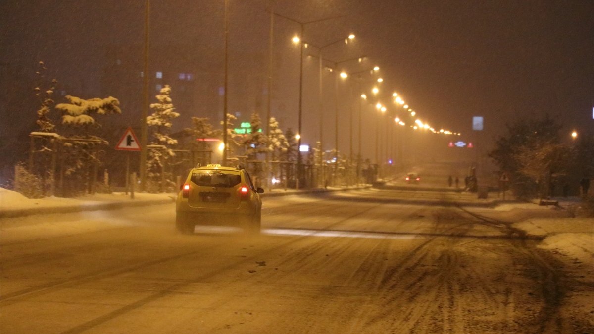 Ağrı'da kar yağışı etkili oluyor