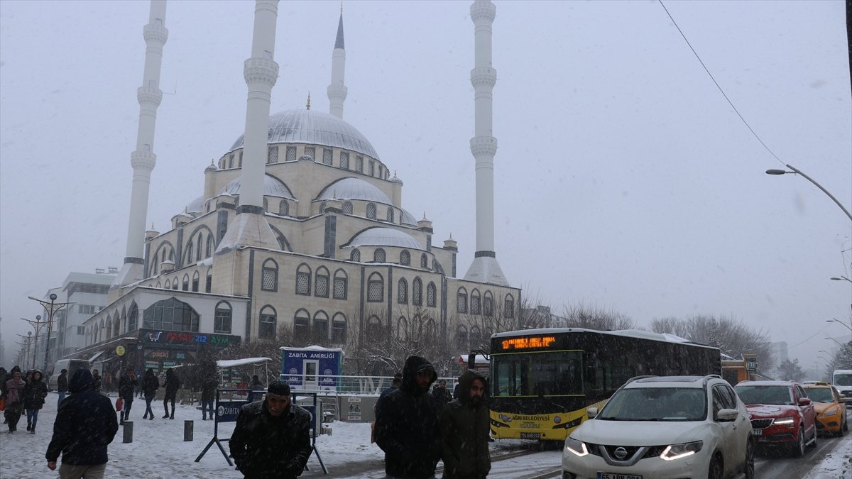 Ağrı'da  kar yağışı etkili oluyor