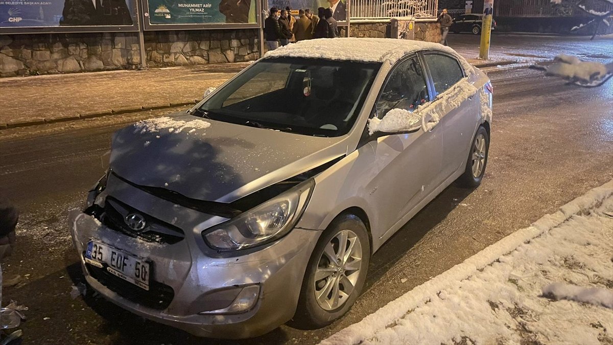 Ağrı'da kar yağışı sonrası 3 trafik kazasında 8 araçta hasar oluştu