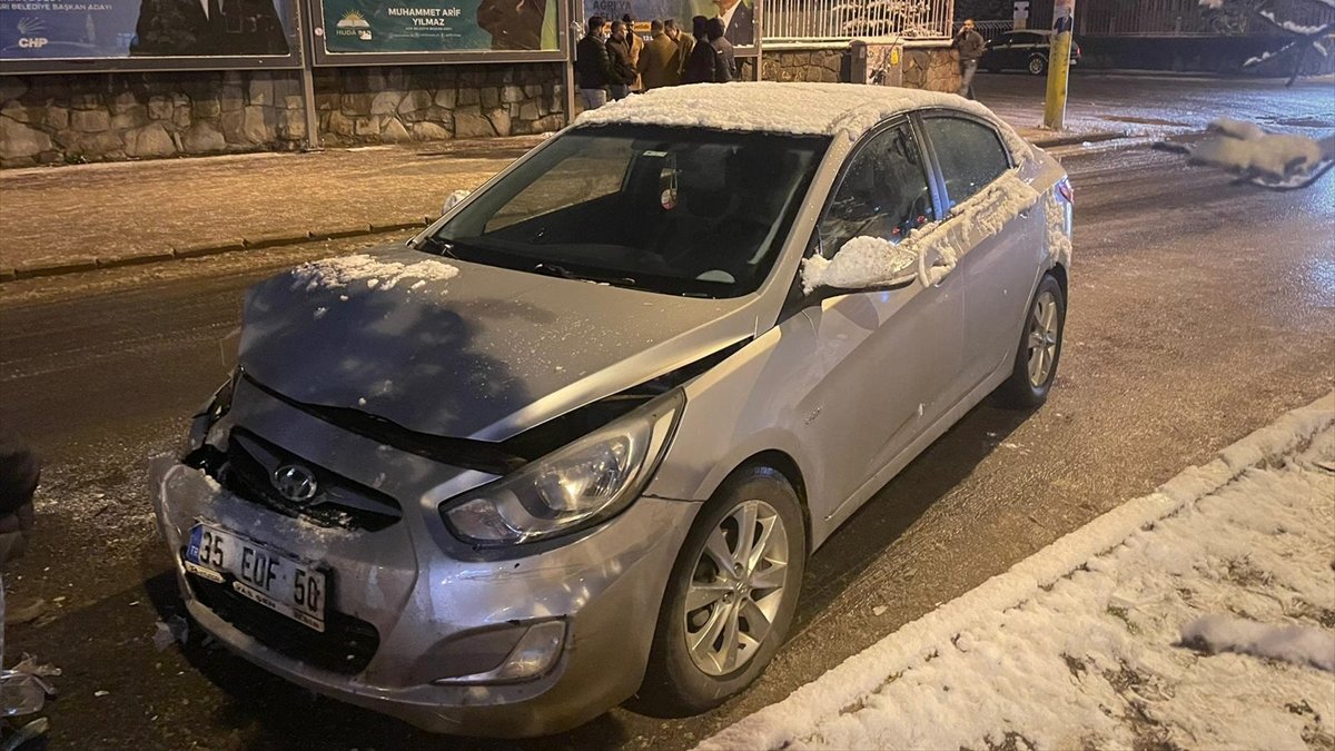 Ağrı'da kar yağışı sonrası 3 trafik kazasında 8 araçta hasar oluştu