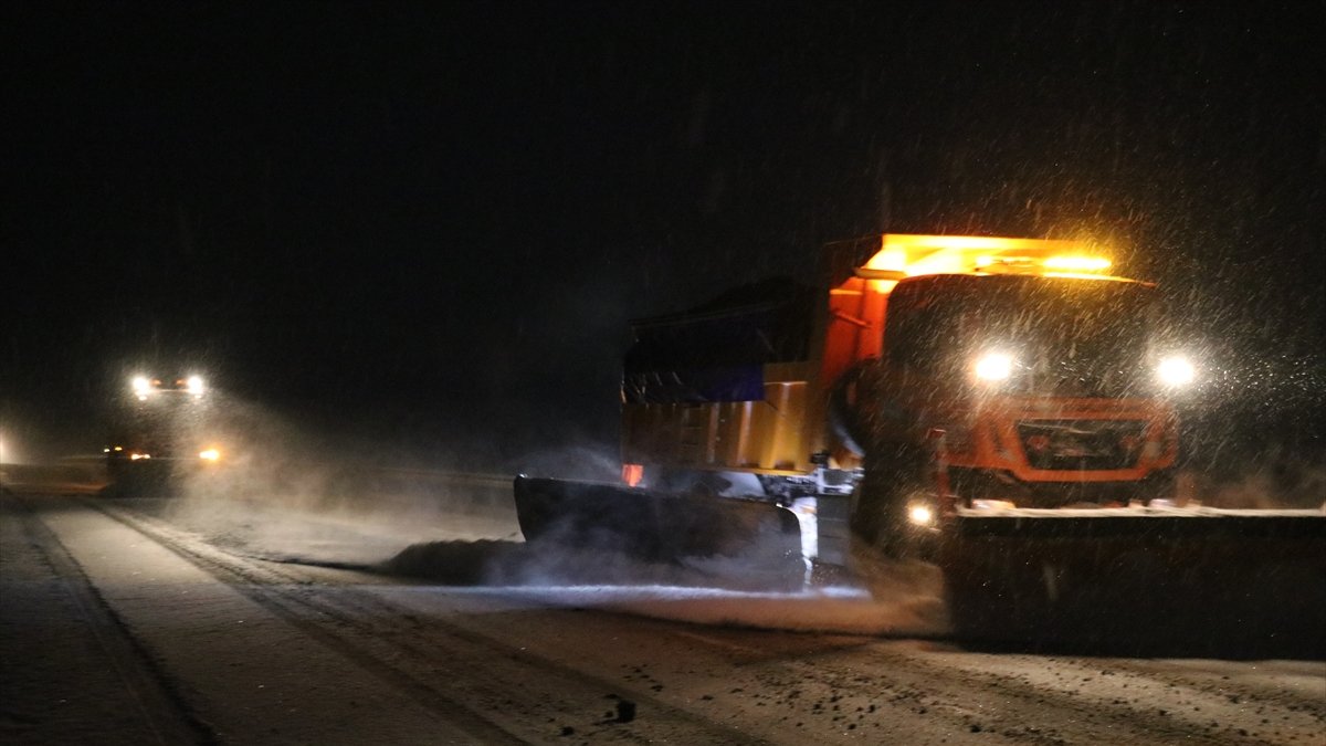 Ağrı'da kar yağışı ulaşımda aksamalara neden oldu