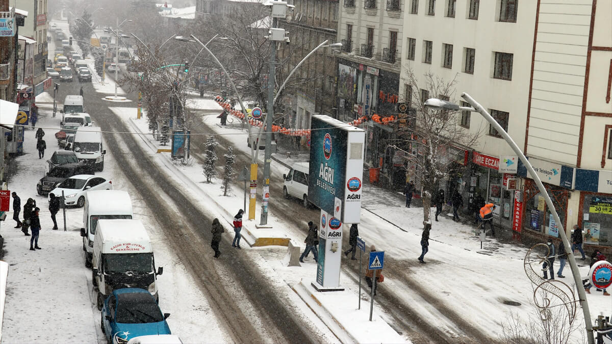 Ağrı'da kar yağışıyla kent beyaza büründü