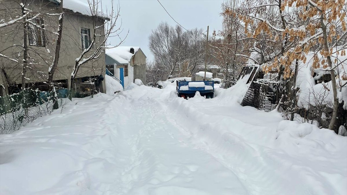Ağrı'da kar yerini soğuk havaya bıraktı