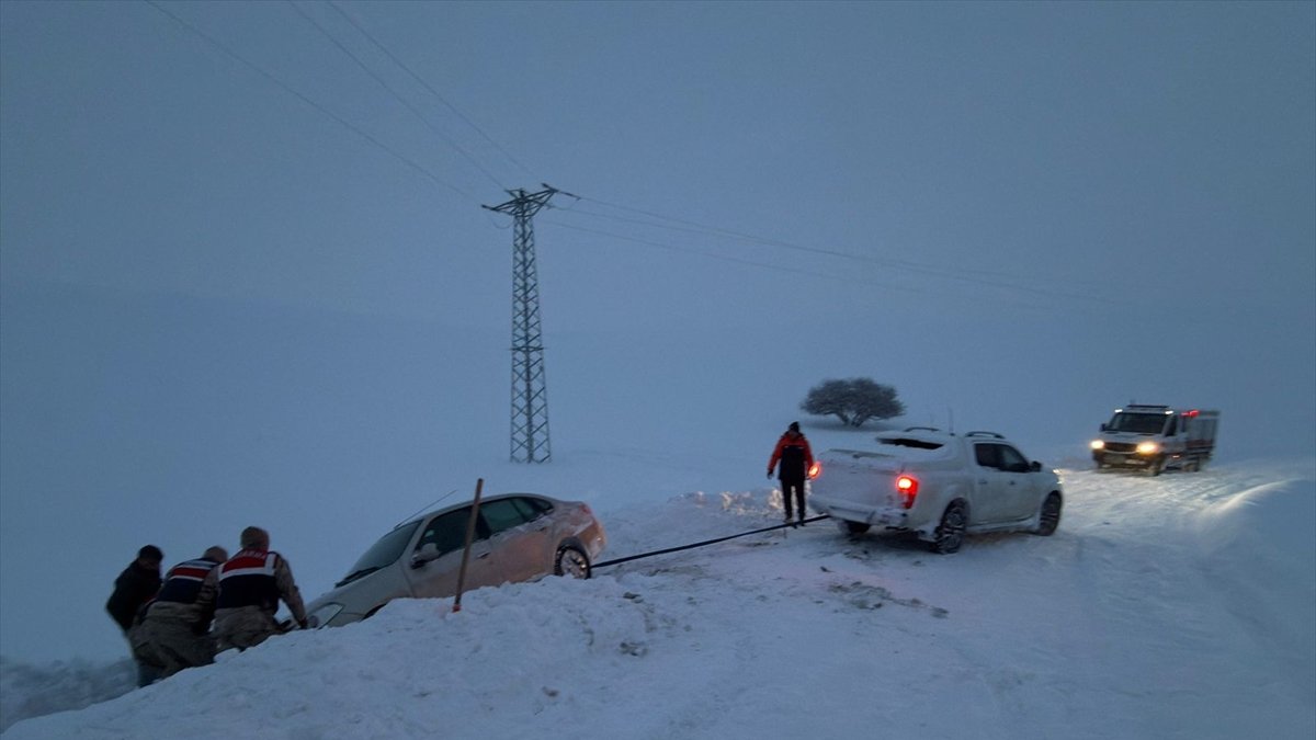 Ağrı'da karda mahsur kalan vatandaşların imdadına ekipler yetişti