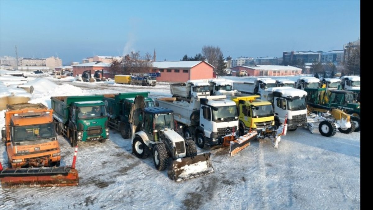 Ağrı'da kardan kapanan okulların ve kamu kurumlarının yolları açılıyor