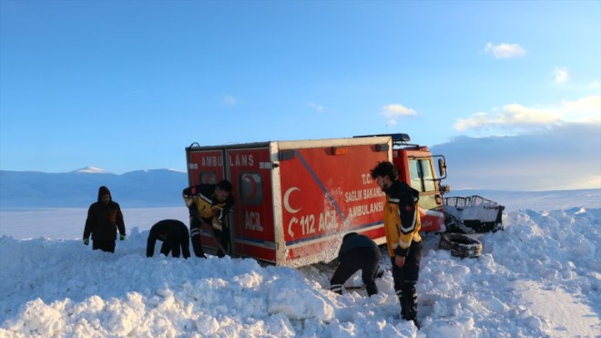 Ağrı'da kardan yolu kapanan mezrada rahatsızlanan kadın 6 saatlik çalışma sonucu hastaneye ulaştırıldı