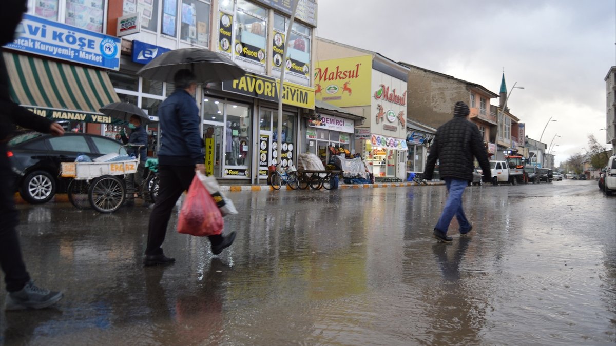 Ağrı'da karla karışık yağmur etkili oldu